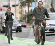 PEOPLE - Arnold Schwarzenegger fährt Velo mit Christina