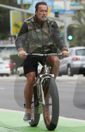 PEOPLE - Arnold Schwarzenegger fährt Velo mit Christina