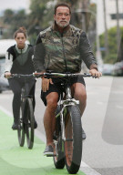 PEOPLE - Arnold Schwarzenegger fährt Velo mit Christina