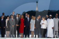 NEWS - G7 Gipfel: Familienfoto der Gipfelteilnehmer an der Strandpromenade von Biarritz