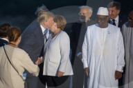 NEWS - G7 Gipfel: Familienfoto der Gipfelteilnehmer an der Strandpromenade von Biarritz