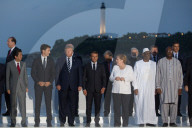NEWS - G7 Gipfel: Familienfoto der Gipfelteilnehmer an der Strandpromenade von Biarritz