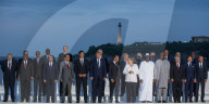 NEWS - G7 Gipfel: Familienfoto der Gipfelteilnehmer an der Strandpromenade von Biarritz