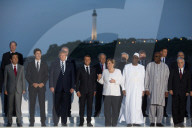 NEWS - G7 Gipfel: Familienfoto der Gipfelteilnehmer an der Strandpromenade von Biarritz