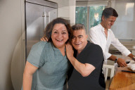 Israeli Labor leader Amir Peretz, ceremoniously shaves mustache