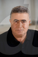 Israeli Labor leader Amir Peretz, ceremoniously shaves mustache