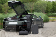 FEATURE - Neuer Supersportwagen mit Supergepäck-Set von McLaren