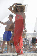 PEOPLE - Lapo Elkann verlÃ¤sst mit Freundin Laila den Club 55 in Saint Tropez