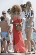 PEOPLE - Lapo Elkann verlÃ¤sst mit Freundin Laila den Club 55 in Saint Tropez