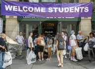 NEWS - New York: Studenten kaufen ein für ihre Zimmer an der Uni