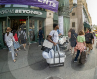 NEWS - New York: Studenten kaufen ein für ihre Zimmer an der Uni