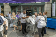 NEWS - New York: Studenten kaufen ein für ihre Zimmer an der Uni
