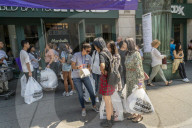 NEWS - New York: Studenten kaufen ein für ihre Zimmer an der Uni