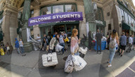 NEWS - New York: Studenten kaufen ein für ihre Zimmer an der Uni