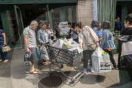NEWS - New York: Studenten kaufen ein für ihre Zimmer an der Uni