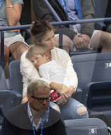 PEOPLE - Mirka Federer mit einem ihrer Söhne am US Open