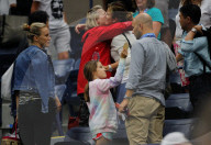 PEOPLE - Mirka Federer mit einem ihrer Söhne am US Open
