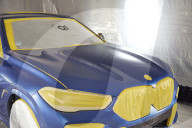 FEATURE - BMW lackiert neues X6-Coupe mit schwärzester Farbe