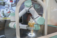 FEATURE - Roboterarm serviert Soft-Ice in Shanghai
