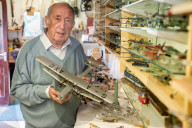 FEATURE - Der pensionierte Lehrer Cliff White hat eine Sammlung von über 270 britischen Modellflugzeugen