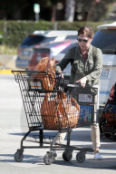 Lara Flynn Boyle leaves her local supermarket after buying a bottle of vodka, orange juice and two teriyaki bowls