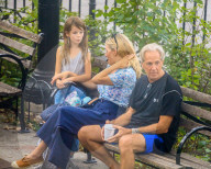 PEOPLE - Sienna Miller mit Tochter und Vater in einem Park in New York