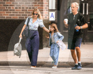 PEOPLE - Sienna Miller mit Tochter und Vater in einem Park in New York