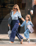 PEOPLE - Sienna Miller mit Tochter und Vater in einem Park in New York