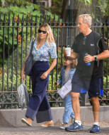 PEOPLE - Sienna Miller mit Tochter und Vater in einem Park in New York