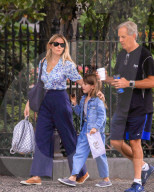 PEOPLE - Sienna Miller mit Tochter und Vater in einem Park in New York