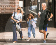 PEOPLE - Sienna Miller mit Tochter und Vater in einem Park in New York