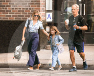 PEOPLE - Sienna Miller mit Tochter und Vater in einem Park in New York