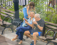 PEOPLE - Sienna Miller mit Tochter und Vater in einem Park in New York