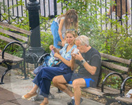 PEOPLE - Sienna Miller mit Tochter und Vater in einem Park in New York