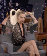 PEOPLE - Cara Delevingne spielt Gitarre hinter Kopf bei Jimmy Fallon