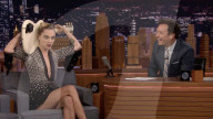 PEOPLE - Cara Delevingne spielt Gitarre hinter Kopf bei Jimmy Fallon