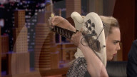 PEOPLE - Cara Delevingne spielt Gitarre hinter Kopf bei Jimmy Fallon