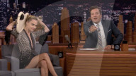 PEOPLE - Cara Delevingne spielt Gitarre hinter Kopf bei Jimmy Fallon