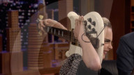 PEOPLE - Cara Delevingne spielt Gitarre hinter Kopf bei Jimmy Fallon