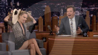 PEOPLE - Cara Delevingne spielt Gitarre hinter Kopf bei Jimmy Fallon