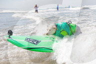 FEATURE -  Vierbeiner beim Surfen am Hundestrand von Del Mar