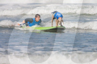 FEATURE -  Vierbeiner beim Surfen am Hundestrand von Del Mar