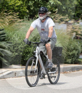 EXKLUSIV - Kurt Russell radelt mit Vollbart