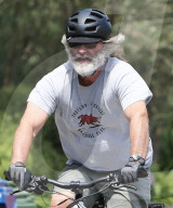 EXKLUSIV - Kurt Russell radelt mit Vollbart