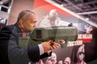 NEWS - Rundgang über die DSEI Waffenmesse in London