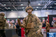 NEWS - Rundgang über die DSEI Waffenmesse in London
