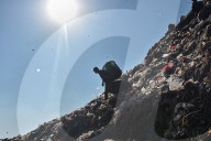 NEWS - Indonesien: Recycling in Bantar Gebang, die als die grösste Deponie der Welt gilt