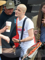 PEOPLE - Selma Blair besucht mit Sohn den Markt
