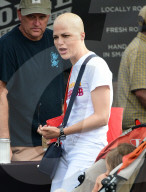 PEOPLE - Selma Blair besucht mit Sohn den Markt