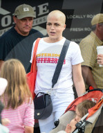 PEOPLE - Selma Blair besucht mit Sohn den Markt